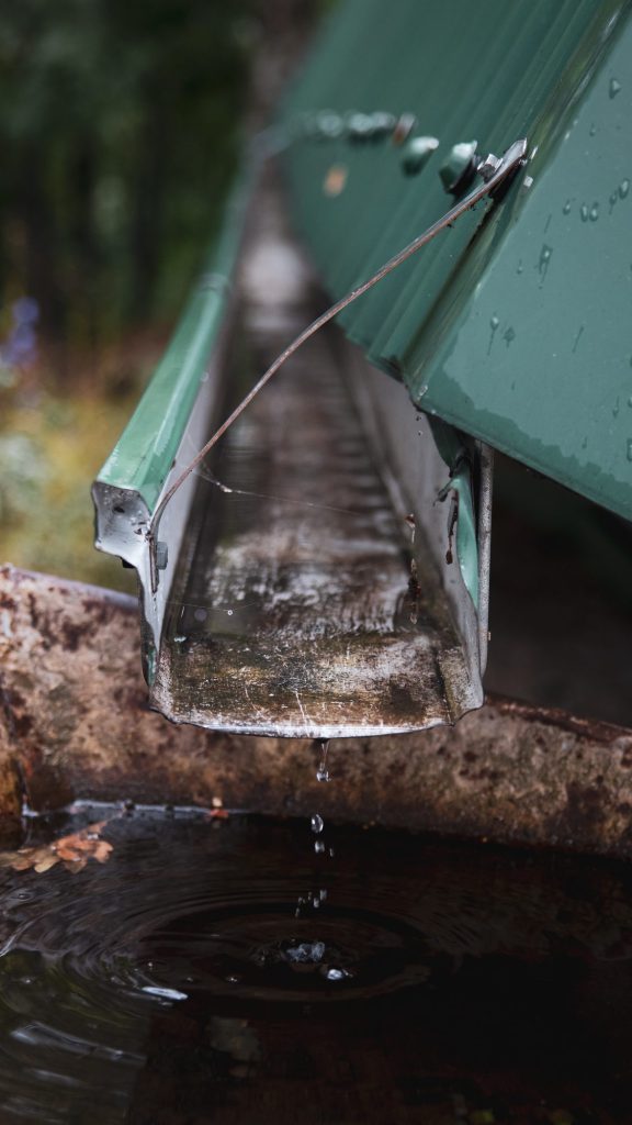 Descente de gouttière évacuant l'eau de pluie
