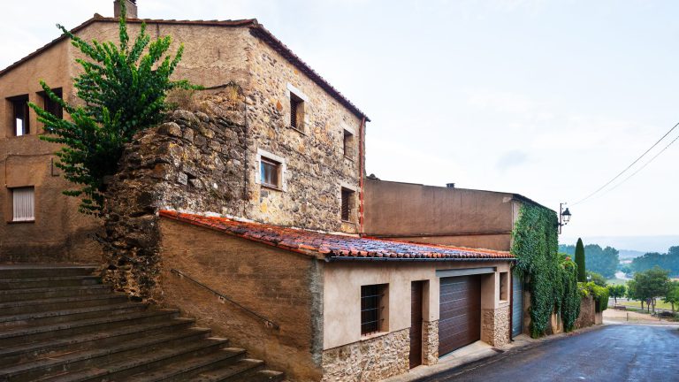 Maison en pierre et toiture en tuiles, faîtage à contrôler