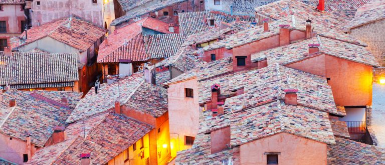 Toits en tuiles d'un village au crépuscule