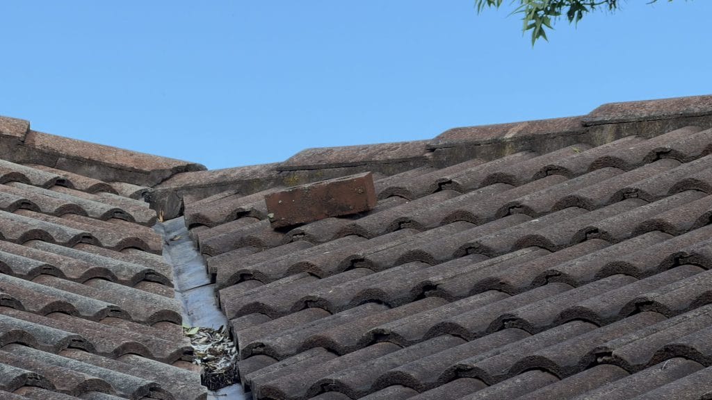Tuiles vieillies et gouttière encombrée sur une toiture varoise à rénover