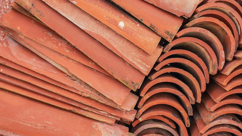 Tuiles canal neuves prêtes à être posées sur un chantier de couverture