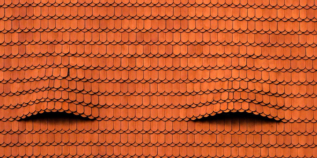 Tuiles rouges propres après un nettoyage de toiture